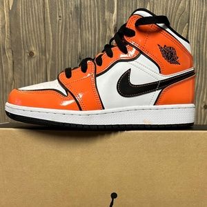 Jordan 1 Mid- Size 6Y (7.5 women’s)